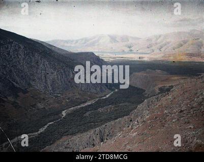 Dintorni di Delfi, Grecia Vista dal sito di Delfi sulla valle del Pleistos verso (sullo sfondo) la baia di Itea, natura, ambiente, HD, paesaggio, mare, oceano, Monte, montagna, Valle, foresta, legno, esiste in alta definizione, idrografia, Grecia, Delfi, Vista tratta da Delfi dal versante Itéci e dalla valle del Pleitos, Delfi [dintorni], 11/10/1913 - 13/10/1913, Léon, Auguste, fotografo, 1913 - Balcani, Italia - Léon Busy e Auguste Léon - (settembre - 23 ottobre), Autochrome, Photo, Glass, Autochrome, foto, positivo, orizzontale Foto Stock