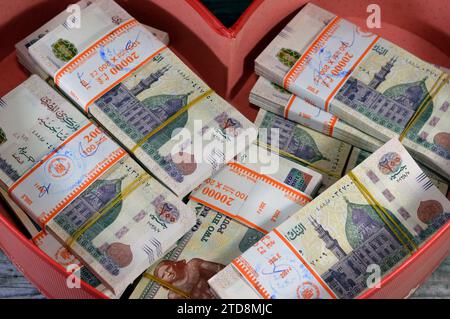 Pile e pile d'Egitto denaro migliaia di sterline banconote banconote in valuta EGP LE, tasso di cambio egiziano e status economico, concetto di moneta, Foto Stock