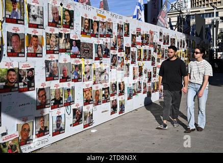 Tel Aviv, Israele. 16 dicembre 2023. La gente cammina davanti alle foto di ostaggi israeliani tenuti prigionieri da Hamas a Gaza in Piazza degli ostaggi fuori dal Museo di Tel Aviv a Tel Aviv, sabato 16 dicembre 2023. Le forze israeliane aprirono il fuoco, uccidendo tre ostaggi scambiati per Hamas. Foto di Debbie Hill/ Credit: UPI/Alamy Live News Foto Stock