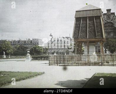 Parigi (i arr.), Francia Statua protetta contro i bombardamenti alle Tuileries, attuale Place du Carrousel, di fronte al padiglione Marsan, Art, prima guerra mondiale, Habitat, architettura, statua, museo, scultura, bombardamento, piazza, parco, giardino, protezione anti-bombardamento, Palazzo, Castello, Francia, Parigi, Aux Tuileries, Tuileries, 25/07/1918 - 25/07/1918, Léon, Auguste, fotografo, Autochrome, foto, vetro, Autochrome, foto, positivo, orizzontale, dimensioni 9 x 12 cm Foto Stock