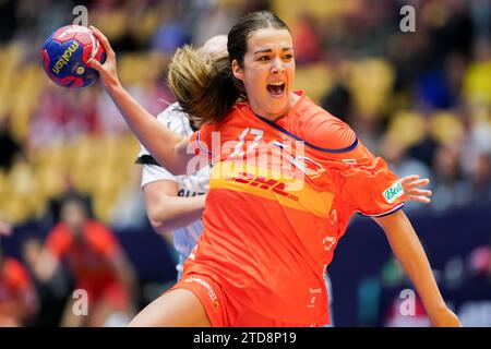 Herning, Danimarca. 17 dicembre 2023. HERNING, DANIMARCA - 17 DICEMBRE: Kim Molenaar dei Paesi Bassi durante la 26a finale del campionato mondiale di pallamano femminile IHF, 5-6 Place match tra Germania e Paesi Bassi a Jyske Bank Boxen il 17 dicembre 2023 a Herning, Danimarca. (Foto di Henk Seppen/Orange Pictures) credito: Orange Pics BV/Alamy Live News Foto Stock