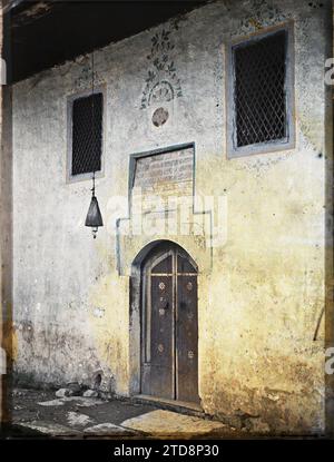 Jajce, Bosnia-Erzegovina Vestibule di una moschea, religione, arte, iscrizione, informazioni, habitat, architettura, Islam, decorazione dipinta, pittura, arti decorative, iscrizione religiosa o votiva, porta, moschea, architettura religiosa, Bosnia, Jajce, Vestibule di una moschea, Jajce, 14/10/1912 - 14/10/1912, Léon, Auguste, fotografo, 1912 - Balcani, Italia - Léon Busy e Auguste Léon - (13 - 27 ottobre), Autochrome, Photo, Glass, Autochrome, foto, positivo, verticale, dimensioni 9 x 12 cm Foto Stock