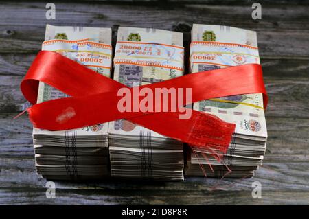 Pile e pile d'Egitto denaro migliaia di sterline banconote banconote da 200 EGP LE avvolte con nastro rosso, tasso di cambio egiziano e. Foto Stock