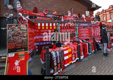 Sciarpe Liverpool in vendita durante la partita di Premier League Liverpool vs Manchester United ad Anfield, Liverpool, Regno Unito, 17 dicembre 2023 (foto di Mark Cosgrove/News Images) Foto Stock