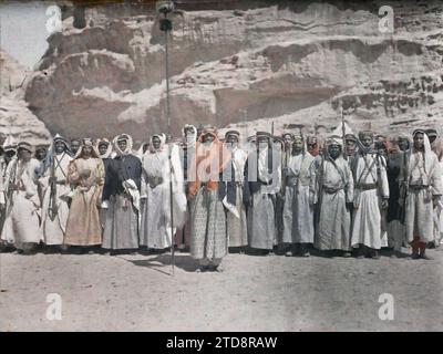 Quweira, Arabia (attuale Giordania) combattenti delle forze arabe del Regno di Hejaz, abbigliamento, HD, esseri umani, Costume, esiste in alta definizione, ritratto di gruppo, accessorio, Slave, arma, cintura, acconciatura, bretella di fissaggio, uomo, Arabia, Akaba, Barbarins o schiavi dell'Emir Faysal, al-Quwayrah, 02/03/1918 - 02/03/1918, Castelnau, Paolo, 1918 - Medio Oriente, Egitto, Palestina, Chypre - Paul Castelnau (sezione fotografica dell'esercito) - (9 gennaio-6 ottobre), Autochrome, Photo, Glass, Autochrome, foto, positivo, orizzontale, dimensioni 9 x 12 cm Foto Stock