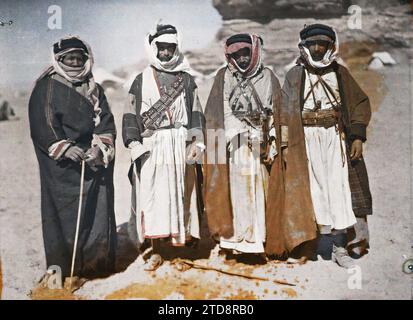 Quweira, Arabia (attuale Giordania) gruppo di combattenti delle forze arabe del Regno di Hejaz, abbigliamento, popolo, costume, beduino, ritratto di gruppo, accessorio, arma, cintura, acconciatura, copricapo, Man, Arabia, Gouaira, gruppo di beduini a Gouaira, al-Quwayrah, 02/03/1918 - 02/03/1918, Castelnau, Paul, 1918 - Medio Oriente, Egitto, Palestina, Chypre - Paul Castelnau (sezione fotografica dell'esercito) - (9 gennaio-6 ottobre), Autochrome, Photo, Glass, Autochrome, foto, positivo, orizzontale, dimensioni 9 x 12 cm Foto Stock