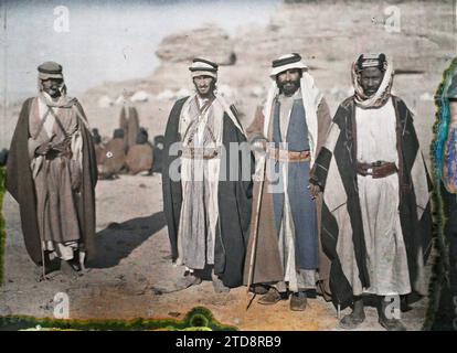 Quweira, Arabia (attuale Giordania) combattenti delle forze arabe del Regno di Hejaz, abbigliamento, esseri umani, costume, beduino, ritratto di gruppo, accessorio, cintura, acconciatura, bretella di fissaggio, Man, Arabia, Gouaira, Druses a Gouaira, al-Quwayrah, 02/03/1918 - 02/03/1918, Castelnau, Paolo, 1918 - Medio Oriente, Egitto, Palestina, Chypre - Paul Castelnau (sezione fotografica dell'esercito) - (9 gennaio-6 ottobre), Autochrome, Photo, Glass, Autochrome, foto, positivo, orizzontale, dimensioni 9 x 12 cm Foto Stock