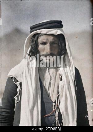 Quweira, Arabia (attuale Giordania) combattente druso delle forze arabe del Regno di Hejaz, abbigliamento, esseri umani, Costume, Ritratto, accessorio, acconciatura, bretella di fissaggio, uomo, Arabia, Gouaira, Armenian of Jebel Druse Arabia, Gouaira, Djebel Druse, al-Quwayrah, 03/03/1918 - 03/03/1918, Castelnau, Paul, 1918 - Medio Oriente, egittà, Palestina, Chypre - Paul Castelnau (sezione fotografica dell'esercito) - (9 gennaio-6 ottobre), Autochrome, Photo, Glass, Autochrome, foto, positivo, verticale, dimensioni 9 x 12 cm Foto Stock