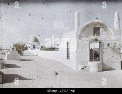 Jeddah, Arabia Vista del cimitero, sullo sfondo la tomba di Eva, Habitat, architettura, religione, Tomba, cimitero, architettura funeraria, Islam, architettura religiosa, Arabia, Gedda, Tomba di Eva, Djeddah, 13/04/1918 - 13/04/1918, Castelnau, Paul, 1918 - Medio Oriente, Egittà, Palestina, Chypre - Paul Castelnau (sezione fotografica dell'esercito) - (9 gennaio-6 ottobre), Autochrome, Photo, Glass, Autochrome, foto, positivo, orizzontale, dimensioni 9 x 12 cm Foto Stock