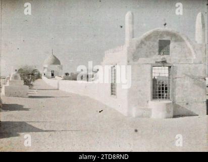 Jeddah, Arabia Vista del cimitero, sullo sfondo la tomba di Eva, Habitat, architettura, religione, Tomba, cimitero, architettura funeraria, Islam, architettura religiosa, Arabia, Gedda, Tomba di Eva, Djeddah, 13/04/1918 - 13/04/1918, Castelnau, Paul, 1918 - Medio Oriente, Egittà, Palestina, Chypre - Paul Castelnau (sezione fotografica dell'esercito) - (9 gennaio-6 ottobre), Autochrome, Photo, Glass, Autochrome, foto, positivo, orizzontale, dimensioni 9 x 12 cm Foto Stock