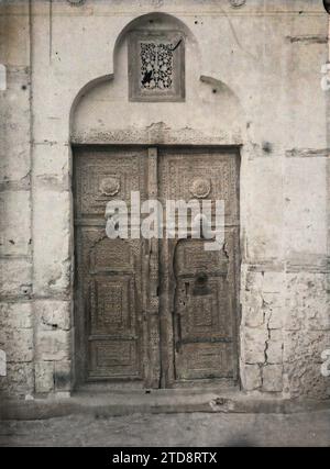 Jeddah, Arabia ornate porta in legno, HD, alloggiamento, architettura, arte, esiste in alta definizione, abitazioni, arti decorative, porte, Arabia, Jeddah, Door, Djeddah, 19/04/1918 - 19/04/1918, Castelnau, Paul, 1918 - Medio Oriente, Egittà, Palestina, Chypre - Paul Castelnau (sezione fotografica dell'esercito) - (9 gennaio-6 ottobre), Autochrome, Photo, Glass, Autochrome, foto, positivo, verticale, dimensioni 9 x 12 cm Foto Stock