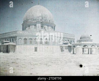 Gerusalemme, Israele, Palestina Vista orientale della Cupola della roccia (Qubbat al Sakhra) e della Cupola della catena (Qubbat al Silsileh), religione, Habitat, architettura, Islam, baldacchino, cupola, moschea, architettura religiosa, Palestina, Gerusalemme, Israele, Moschea di Omar Qoublet el Silseleh o corte di Davide, Haram es Sherif, 24/07/1918 - 24/07/1918, Castelnau, Paolo, 1918 - Medio Oriente, Egitto, Palestina, Chypre - Paul Castelnau (sezione fotografica dell'esercito) - (9 gennaio-6 ottobre), Autochrome, Photo, Glass, Autochrome, foto, positivo, orizzontale, dimensioni 9 x 12 cm Foto Stock