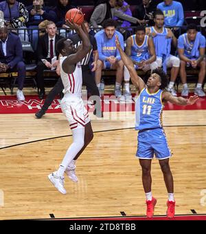 Rutgers Scarlet Knights Forward Mawot Mag (3) spara contro la guardia dei Long Island Sharks Terell Strickland (11) nel primo tempo alla Jersey Mikes Arena di Piscataway, New Jersey, sabato 16 dicembre 2023. Duncan Williams/CSM. Foto Stock