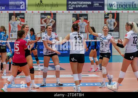 Erfurt, Deutschland. 16 dicembre 2023. Jubel, Celebration bei Schwarz-Weiss Erfurt, 16.12.2023, Erfurt (Deutschland), pallavolo, 2. Bundesliga Frauen Pro, Schwarz-Weiss Erfurt - SSC Freisen credito: dpa/Alamy Live News Foto Stock