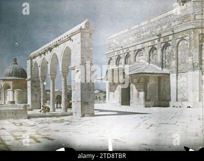 Gerusalemme, Israele, portico della Palestina e ingresso meridionale alla Cupola della roccia (Qubbat al Sakhra), religione, alloggio, architettura, esseri umani, Islam, Portico, colonna, porta, arco, arcata/arco, Cupola, cupola, moschea, architettura religiosa, Man, Palestine, Gerusalemme, Israele, Moschea di Omar: The Entrance, Haram es Sherif, 25/07/1918 - 25/07/1918, Castelnau, Paul, 1918 - Medio Oriente, Egitto, Palestina, Chypre - Paul Castelnau (sezione fotografica dell'esercito) - (9 gennaio-6 ottobre), Autochrome, Photo, Glass, Autochrome, foto, positivo, orizzontale, dimensioni 9 x 12 cm Foto Stock