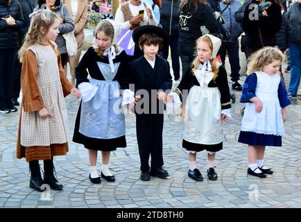 Children Performing, Dance and Music, Celtic Circle Group, Kelc'h Keltiek Karaez, Carhaix, Bretagne Brittany, Francia, esecuzione dicembre 2023 Foto Stock