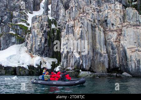 Turisti in Arctic Adventure esplorando le scogliere degli uccelli di Alkefjellet Foto Stock