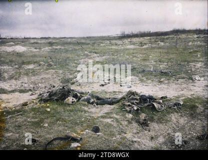 Dintorni di Reims, Marne, Champagne, Francia Fort de la Pompelle, prima guerra mondiale, cadavere, scheletro, fronte, filo spinato, dopoguerra, Francia, cadaveri tedeschi vicino a la Pompelle, Allemagne [in connessione con], Reims, 05/03/1919 - 05/03/1919, Castelnau, Paul, 1919 - Devastated regions, Marne, Aisne - Paul Castelnau - (febbraio-marte), Autochrome, Photo, Glass, Autochrome, foto, positiva Foto Stock