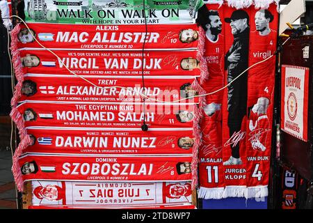 Sciarpe Liverpool in vendita durante la partita di Premier League Liverpool vs Manchester United ad Anfield, Liverpool, Regno Unito. 17 dicembre 2023. (Foto di Mark Cosgrove/News Images) a Liverpool, Regno Unito il 17/12/2023. (Foto di Mark Cosgrove/News Images/Sipa USA) credito: SIPA USA/Alamy Live News Foto Stock