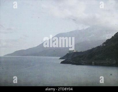 Il Monastero dei Pantocratori, Grecia, natura, ambiente, paesaggio, mare, oceano, Monte, montagna, Monastero, monte Athos, Pantokrator, veduta del Monastero di Stravonikita, sullo sfondo, il contrforte di Athos, Mont Athos, 01/09/1918 - 30/09/1918, Cuville, Fernand, 1918 - Grecia - Fernand Cuville - (settembre), Autochrome, Photo, Glass, Autochrome, foto, positiva Foto Stock