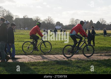 Londra Regno Unito. 17 dicembre 2023. La gente è fuori a godersi il clima mite e il sole a Wimbledon Common, a sud-ovest di Londra. Crediti: amer ghazzal/Alamy Live News . Foto Stock