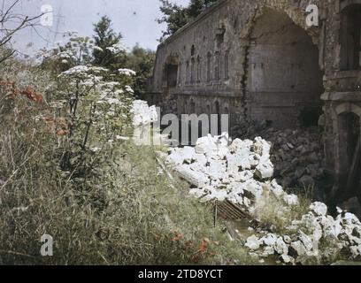 Dintorni di Reims, Marne, Champagne, Francia, prima guerra mondiale, habitat, architettura, rovine, bombardamenti, architettura fortificata, fortezza, Rubble, post-guerra, Francia, vicino a Reims, Fort de Berru vicino a Reims, Reims, 08/08/1919 - 08/1919, Cuville, Fernand, 1919 - Devastated regions, Marne, Aisne - Fernand Cuville - (agosto), Autochrome, Photo, Glass, Autochrome, foto, positiva Foto Stock