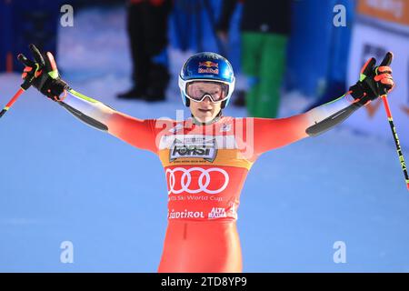 Alta Badia, Italia. 17 dicembre 2023. Coppa del mondo di sci alpino 2024 in alta Badia, Italia, il 17 dicembre 2023. Slalom gigante maschile, in azione Marco Odermatt (sui) © Pierre Teyssot/Maxppp credito: MAXPPP/Alamy Live News Foto Stock