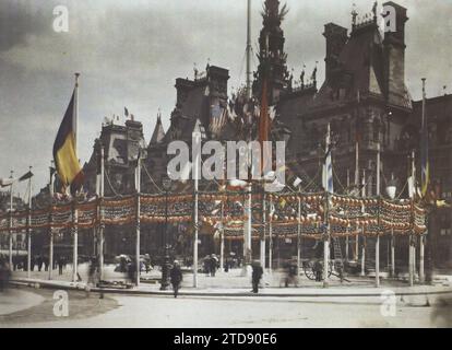 Parigi (IV arr.), Francia la piazza del municipio decorata per le celebrazioni della Vittoria del 13 e 14 luglio 1919, Festa, prima guerra mondiale, festa politica, municipio, municipio, commemorazione, piazza, dopoguerra, flag, France, Paris, Place de l'Hôtel de Ville, Hôtel de Ville, 13/07/1919 - 13/07/1919, Cuville, Fernand, Autochrome, foto, vetro, Autochrome, foto, positivo, orizzontale, dimensioni 9 x 12 cm Foto Stock