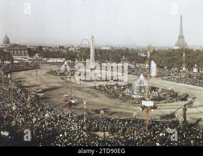 Parigi (8° arrondissement), Francia la folla a Place de la Concorde per il 14 luglio 1919, vista presa dal Ministero della Marina, Party, HD, prima guerra mondiale, alloggi, architettura, Obelisco, festival politico, parata militare, Torre, Crowd, esiste in alta definizione, commemorazione, Fontana, Piazza, dopo la guerra, panorama dell'area urbana, bandiera, Palazzo, Castello, Francia, Parigi, panorami tratti dall'alto del Ministero della Marina, Place de la Concorde, Concorde, 14/07/1919 - 14/07/1919, Cuville, Fernand, Autochrome, foto, vetro, Autochrome, foto, positivo, orizzontale, dimensioni 9 x 12 cm Foto Stock