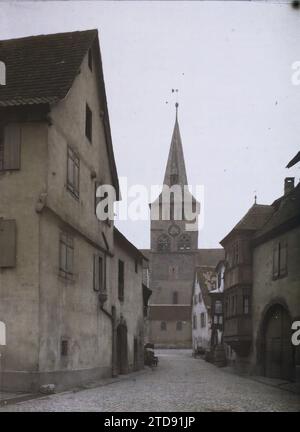 Turckheim, Haut-Rhin, Alsace, Francia, Habitat, architettura, Arte, Chiesa, Campanile, dimora, Street, District, Medioevo, architettura religiosa, Francia, Turkheim, Rue Vickramm and the Church, Turckheim, 29/09/1919 - 29/09/1919, Cuville, Fernand, 1919 - Alsazia - Fernand Cuville - (automne), Autochrome, Photo, Glass, Autochrome, foto, positiva Foto Stock