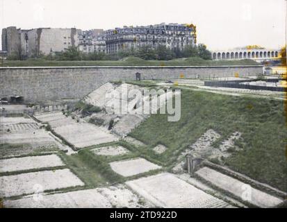 Parigi (16° arrondissement), Francia i giardini di pertinenza ai piedi delle fortificazioni, vicino al viadotto Point-du-Jour, Habitat, architettura, natura, ambiente, cabina, architettura civile pubblica, architettura fortificata, viadotto, fortificazioni, parco, giardino, giardino di lavoro, vegetazione, botanica, ponte, giardino vegetale, Francia, Parigi, viadotto Point du Jour, giardini di lavoro, Arrondissement XVI, fortificazioni, Petite ceinture, la zone, 05/05/1919 - 05/05/1919, Léon, Auguste, fotografo, Autochrome, foto, vetro, Autochrome, foto, positivo, orizzontale, dimensioni 9 x 12 cm Foto Stock