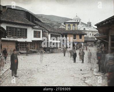 Prizren, Kosovo, Serbia piazza lastricata della città bassa, attività economica, relazioni internazionali, religione, MH, vita quotidiana, edilizia abitativa, architettura, società, negozio, negozio, presenza straniera, cristianesimo, chiesa ortodossa, esiste in alta definizione, scena di strada, strada, quartiere, piazza, architettura religiosa, Esercito, Serbia, Prizren, bacino dell'Abluzione con la stazione di polizia, la Cattedrale da dietro, Prizren, 07/05/1913 - 07/05/1913, Léon, Auguste, fotografo, 1913 - Balcani - Léon Busy e Auguste Léon - (23 aprile - 9 giugno), Autochrome, Photo, Glass, Autochrome, foto, positivo, orizzontale, Foto Stock