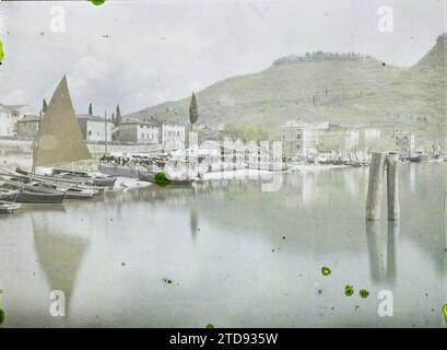 Lago di Garda, Italia le rive del lago, natura, ambiente, Habitat, architettura, trasporti, paesaggio, Monte, montagna, Lago, stagno, barca, panorama dell'agglomerato, trasporto fluviale, lacustrine, Italia, Lago di Garda, alle sponde del Lago di Garda, Lac de Garde, 01/05/1918 - 01/05/1918, Cuville, Fernand, 1918 - Italia - Fernand Cuville - (marzo-agosto), Autochrome, Photo, Glass, Autochrome, foto, positivo, orizzontale, dimensioni 9 x 12 cm Foto Stock