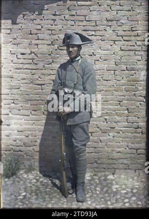Verona, Italia Ammaturo Giovanni, Carabinieri Italiani, abbigliamento, persone, società, uniforme militare, Ritratto, ufficiale di polizia, Gendarmeria, arma, acconciatura, copricapo, uomo, esercito, Italia, Verona, Ammaturo Giovanni (Carabinieri italiani), Vérone, 16/05/1918 - 16/05/1918, Cuville, Fernand, 1918 - Italia - Fernand Cuville - (marzo-agosto), Autochrome, Photo, Glass, Autochrome, foto, positivo, verticale, dimensioni 9 x 12 cm Foto Stock