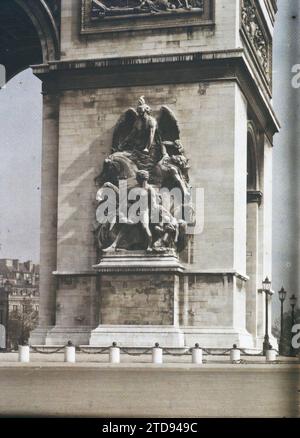 Parigi (8° arrondissement), Francia bassorilievo destro sul lato sud dell'Arc de Triomphe Place de l'Etoile, Art, Habitat, Architecture, Sculpture, architettura civile pubblica, bassorilievo, arco, galleria/galleria, decorazioni intagliate, Francia, Parigi, Arc de Triomphe, Arc de Triomphe, 19/09/1919 - 19/09/1919, Cuville, Fernand, Autochrome, foto, vetro, Autochrome, foto, positivo, verticale, dimensioni 9 x 12 cm Foto Stock