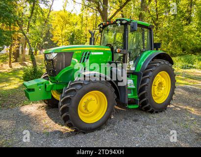 Voronezh, Russia - 10 settembre 2021: Trattore John Deere serie 6155M Foto Stock