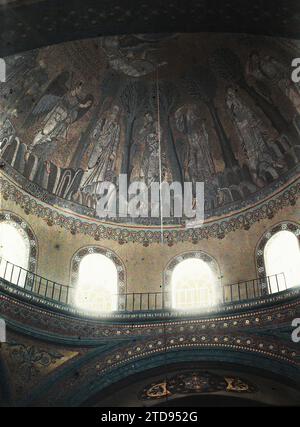 Salonicco, Grecia i personaggi e l'angelo del grande mosaico della cupola centrale della chiesa di Santa Sofia, religione, Habitat, architettura, arte, esseri umani, cristianesimo, Chiesa ortodossa, visione interna, Islam, arti decorative, essere soprannaturale, Mosaico, Medioevo, Cupola, cupola, Moschea, architettura religiosa, Grecia, Salonicco, i personaggi e l'Angelo del grande mosaico della Cupola centrale, Salonicco, 15/05/1913 - 15/05/1913, Léon, Auguste, fotografo, 1913 - Balcani - Léon Busy e Auguste Léon - (23 aprile - 9 giugno), Autochrome, Photo, Glass, Autochrome, foto, po Foto Stock