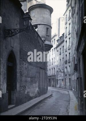 Parigi (IV arr.), Francia Rue de l'Hôtel-de-Ville, al Hôtel de Sens, Housing, Architecture, Art, Lantern, Torre, via, Distretto, Arco, sala giochi/sala giochi, residenza privata, Medioevo, dilapidazione, condizioni igieniche, Francia, Paris, Old rue de la Mortellerie (Municipio), Hôtel de Sens, Bibliothèque Forney, 22/03/1920 - 22/03/1920, Léon, Auguste, fotografo, Autochrome, foto, vetro, Autochrome, foto, positivo, verticale, dimensioni 9 x 12 cm Foto Stock