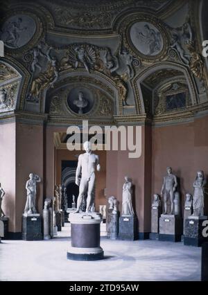 Parigi (1st arr.), Francia la rotonde de Mars, Musée du Louvre, Habitat, architettura, Arte, statua, museo, vista interna, scultura, antichità, decorazioni scolpite, Medallion, Francia, Parigi, Musée du Louvre, rotonde de Mars, Louvre, 26/04/1920 - 26/04/1920, Léon, Auguste, fotografo, Autochrome, foto, vetro, Autochrome, foto, positivo, verticale, dimensioni 9 x 12 cm Foto Stock