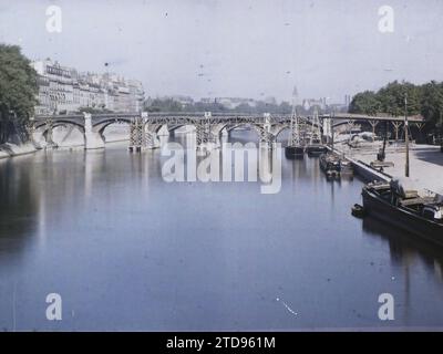 Parigi (4a-5a arr.), Francia il ponte Tournelle in demolizione, edilizia abitativa, architettura, trasporti, impalcature, puntellamento, fiume, opere, ingegneria civile, architettura civile pubblica, banchina, barca, dilapidazione, condizioni non igieniche, trasporto fluviale, lago, Ponte, Francia, Parigi, le Pont. Parigi, 09/06/1920 - 09/06/1920, Léon, Auguste, fotografo, Autochrome, foto, vetro, Autochrome, foto, positivo, orizzontale, dimensioni 9 x 12 cm Foto Stock