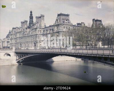 Parigi (IV arr.), Francia il municipio e il ponte dell'Arcole visti dal Quai de la Corse, abitazioni, architettura, fiume, municipio, municipio, ingegneria civile, architettura civile pubblica, Quay, Metallurgia, ponte, Francia, Parigi, le Pont d'Arcole, Hôtel de Ville, 10/06/1920 - 10/06/1920, Léon, Auguste, fotografo, Autochrome, foto, vetro, Autochrome, foto, positivo, orizzontale, dimensioni 9 x 12 cm Foto Stock