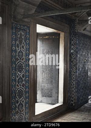Costantinopoli (oggi Istanbul), Turchia Una porta a cesello circondata da terracotta della Rustem Pasa Camii ('Moschea Rustem Pasa'), Habitat, architettura, religione, arte, vista interna, Islam, arti decorative, ceramica, porta, Mosque, Architecture Religious, Turkey, Constantinopoli, Set di terracotta della Moschea di Rustem Pasha; tipo di piastrelle murali Specimen of the Woodwork of a window, Istanbul, 30/05/1913 - 30/05/1913, Léon, Auguste, fotografo, 1913 - Balcani - Léon Busy e Auguste Léon - (23 aprile - 9 giugno), Autochrome, Photo, Glass, Autochrome, foto, positivo, verticale, formato 9 Foto Stock