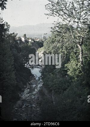 Bursa, Turchia il fiume Gökdere e alcune case, natura, ambiente, paesaggio, fiume, vegetazione, botanica, tacchino asiatico, Bush, veduta dal Ponte superiore sul fondo del burrone, Bursa, 03/06/1913 - 03/06/1913, Léon, Auguste, fotografo, 1913 - Balcani - Léon Busy e Auguste Léon - (23 aprile - 9 giugno), Autochrome, Photo, Glass, Autochrome, foto, positivo, verticale, dimensioni 9 x 12 cm Foto Stock