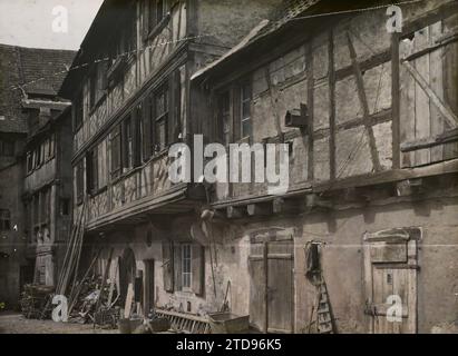 Obernai, Francia, Habitat, architettura, vita quotidiana, architettura rurale, abitazione, oggetto domestico, cortile, legno a metà legno, France, Obernai, Courtyard of Old House, Obernai, 17/07/1920 - 17/07/1920, Léon, Auguste, fotografo, 1920 - Alsazia - Auguste Léon (juillet), Autochrome, Photo, Glass, Autochrome, foto, positiva Foto Stock