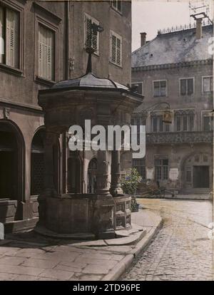 Obernai, Francia, Arte, edilizia abitativa, architettura, pozzi, municipio, municipio, scultura, impianto idraulico, rinascimentale, decorazioni scolpite, Francia, Obernai, Old Well; sullo sfondo, il Municipio, Obernai, 19/07/1920 - 19/07/1920, Léon, Auguste, fotografo, 1920 - Alsazia - Auguste Léon (juillet), Autochrome, Photo, Glass, Autochrome, foto, positiva Foto Stock
