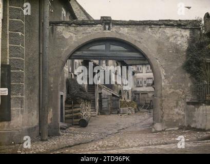 Obernai, Francia, Daily Life, Habitat, architettura, fieno, carrello, oggetto domestico, strada, distretto, porta, arco, porticato, arco, cortile, Francia, Obernai, Passage rue Georges Clémenceau, Obernai, 19/07/1920 - 19/07/1920, Léon, Auguste, fotografo, 1920 - Alsazia - Auguste Léon (juillet), Autochrome, Photo, Glass, Autochrome, foto, positiva Foto Stock