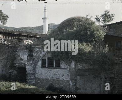 Bursa, Turchia il vecchio bazar di fronte a uno dei minareti dell'Ulu Camii (la grande Moschea), religione, alloggi, architettura, suk, Islam, Minareto, architettura commerciale, Moschea, architettura religiosa, Turchia asiatica, Bush, accanto al punto precedente, veduta della grande moschea presa dalle rovine, Bursa, 01/06/1913 - 30/06/1913, Léon, Auguste, fotografo, 1913 - Balcani - Léon Busy e Auguste Léon - (23 aprile - 9 giugno), Autochrome, Photo, Glass, Autochrome, foto, positivo, orizzontale, dimensioni 9 x 12 cm Foto Stock