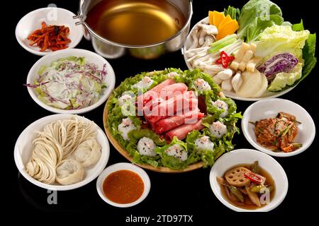 Ingredienti per cucinare shabu-shabu su sfondo nero Foto Stock