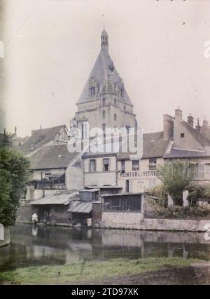 Dreux, Francia le case e i lavatoi lungo il Blaise, sullo sfondo il Belfry, Housing, Architecture, Registration, Information, arte, Municipio, Municipio, Torre, fiume, architettura civile pubblica, registrazione commerciale, alloggi, Wash House, Medioevo, Francia, Dreux, Old Houses on the Blaise, Dreux, 13/10/1920 - 13/10/1920, Léon, Auguste, fotografo, 1920 - Eure, Eure-et-Loir - Auguste Léon - (ottobre), Autochrome, Photo, Glass, Autochrome, foto, positivo, verticale, dimensioni 9 x 12 cm Foto Stock