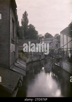 Dreux, Francia i lavatoi sul Blaise, visti da rue Saint-Martin?, natura, ambiente, Habitat, architettura, Shipwreck image, River, Hydrography, Street, District, Wash House, Francia, Dreux, Contre jour sur la Blaise, Dreux, 13/10/1920 - 13/10/1920, Léon, Auguste, fotografo, 1920 - Eure, Eure-et-Loir - Auguste Léon - (ottobre), Autochrome, Photo, Glass, Autochrome, foto, positiva Foto Stock